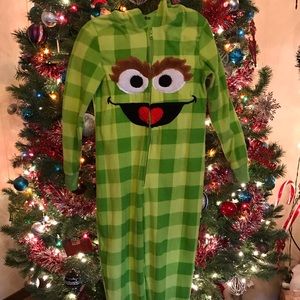 🔥4/$25🔥NWOT. Adult Oscar the grouch onsie.